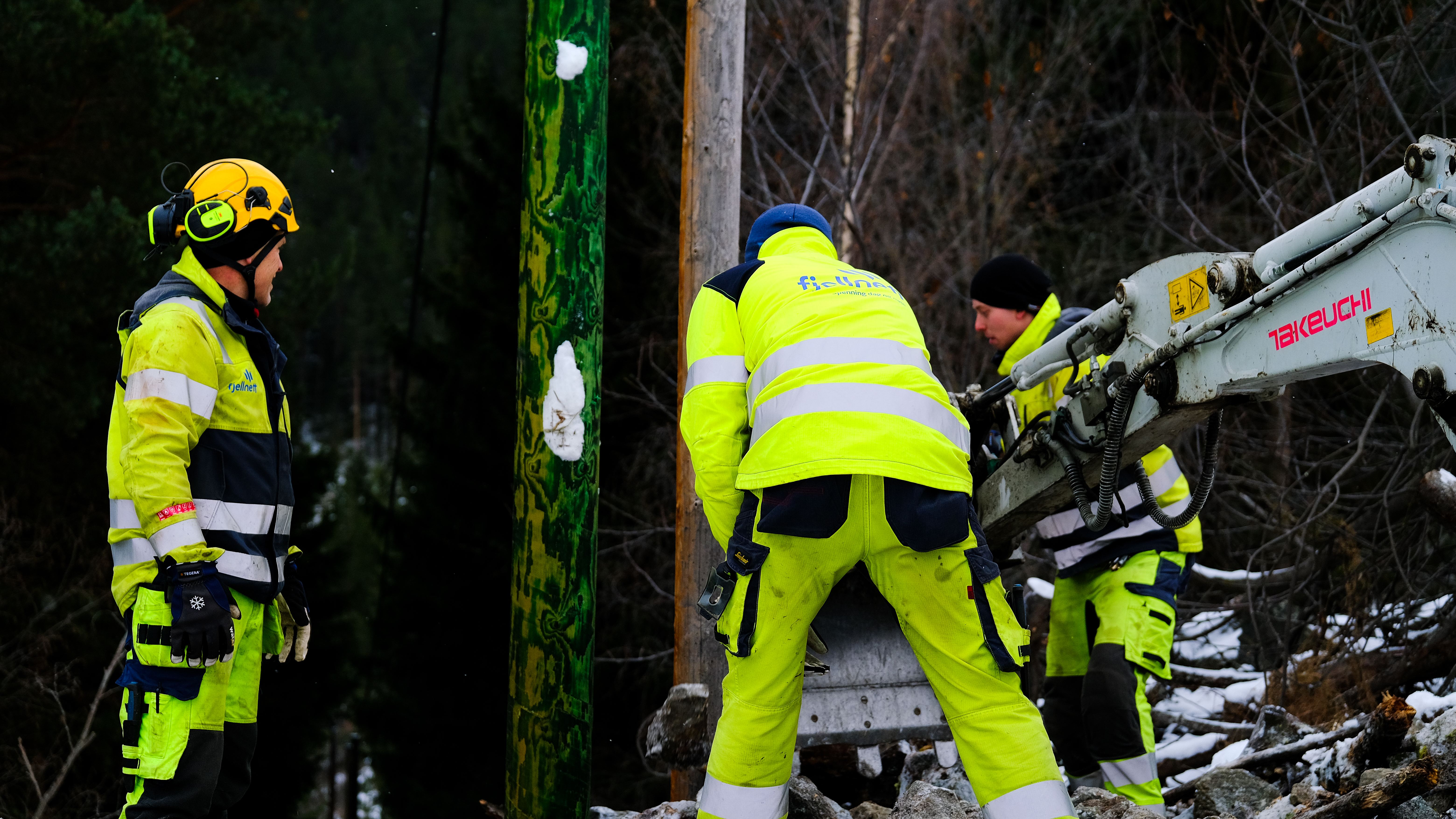 Energimontører skifter strømstolpe